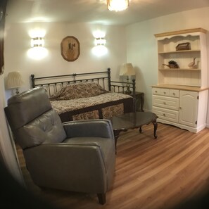 Room (Suite/condo)