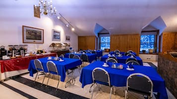 Petit déjeuner complet compris