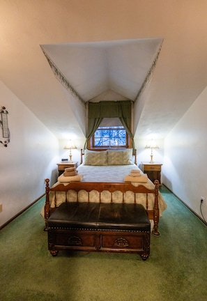 Room (Bridal room) | Individually decorated, individually furnished, desk, blackout drapes