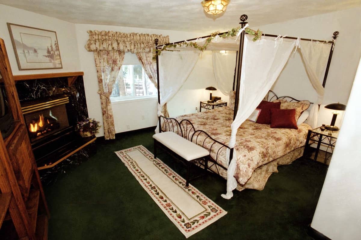 Room (Suite/condo) | Individually decorated, individually furnished, desk, blackout drapes