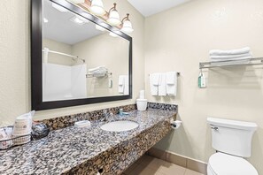 Combined shower/tub, free toiletries, hair dryer, towels - Best Western Apache Junction Inn (Apache Junction)