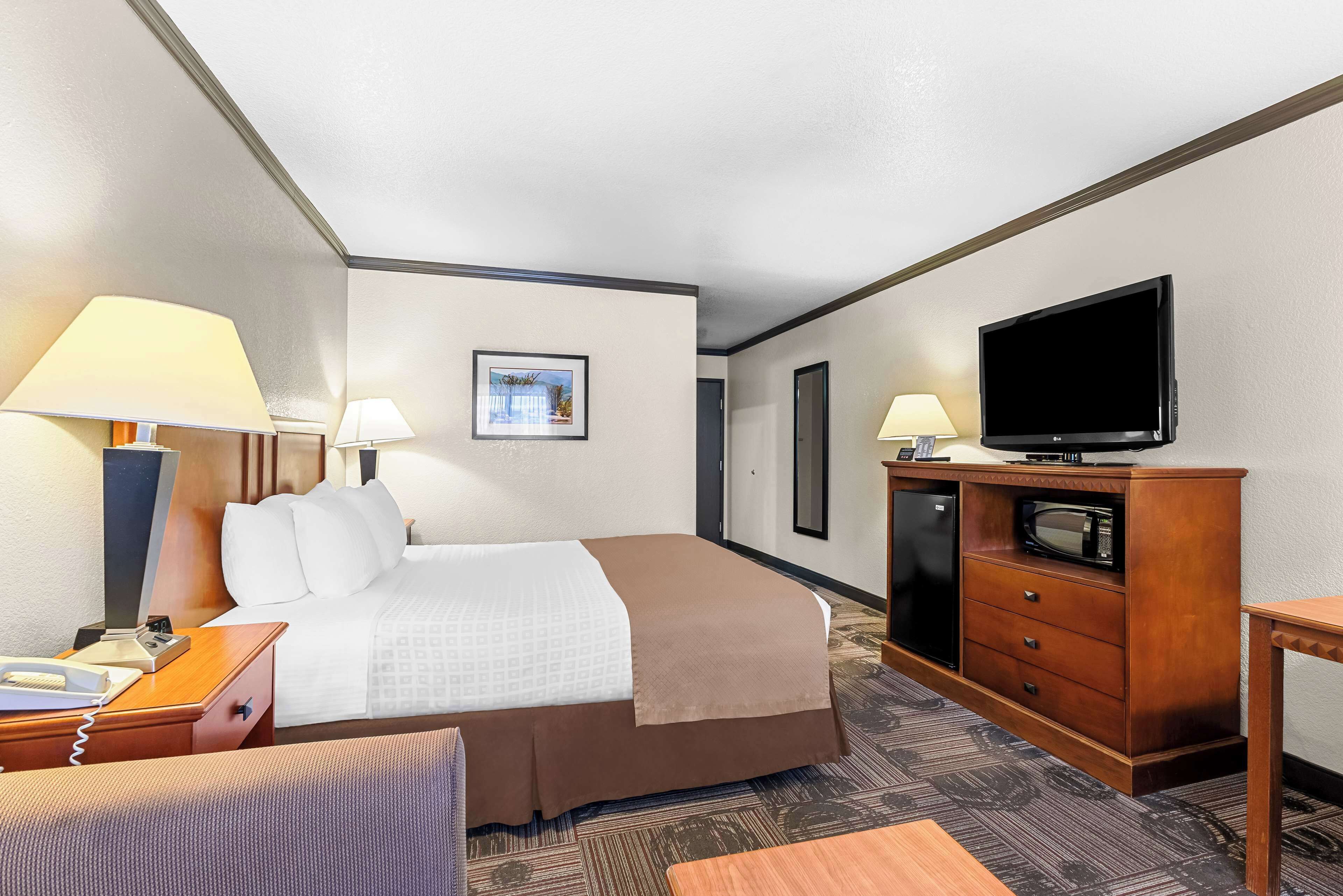 standard room, 1 king bed, non smoking, refrigerator & microwave (with sofabed) | desk, laptop workspace, free wifi, bed sheets