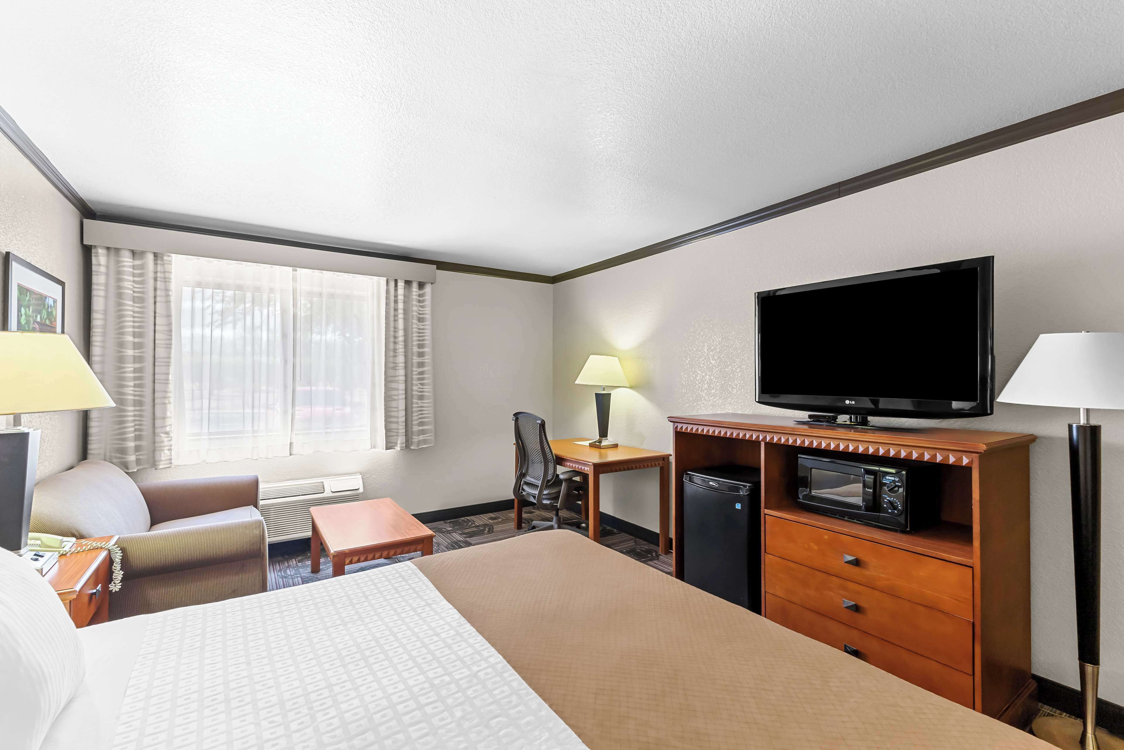 standard room, 1 king bed, accessible, non smoking (walk-in shower) | desk, laptop workspace, free wifi, bed sheets