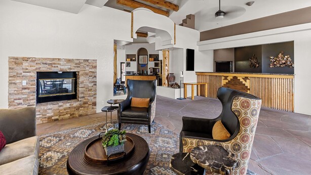 Un salón amplio con chimenea, comedor y cocina.