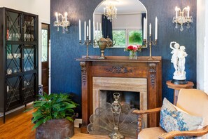 Flat-screen TV, fireplace - Arsenic and Old Lace B&B (Eureka Springs)