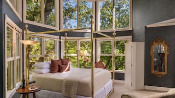 Tree Top Suite | Premium bedding, soundproofing, iron/ironing board, free WiFi