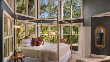 Tree Top Suite  | Premium bedding, soundproofing, iron/ironing board, free WiFi