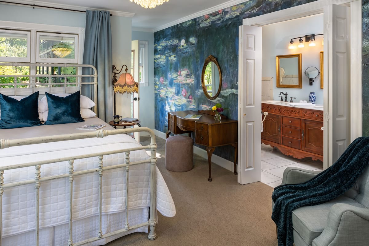 Monet Room | Premium bedding, soundproofing, iron/ironing board, free WiFi