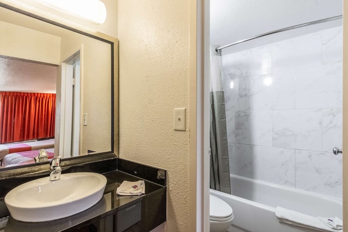 Combined shower/tub, towels