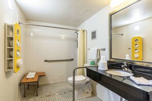 Combined shower/tub, towels