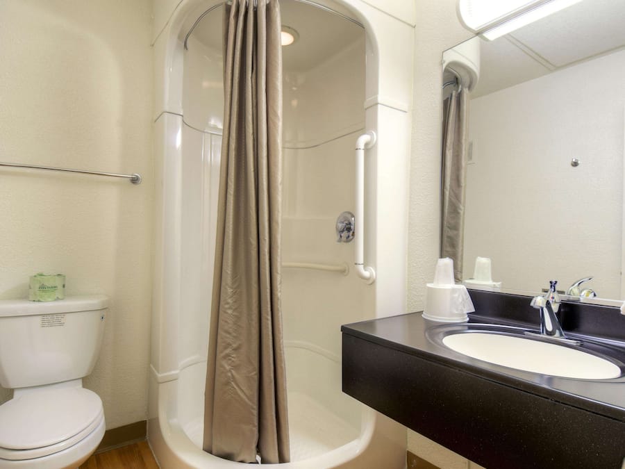 Bañera con ducha, toallas
