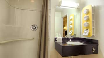 Combined shower/bathtub, towels