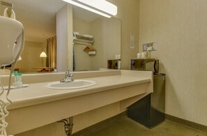 Hair dryer, towels, soap - Vagabond Inn Los Angeles at USC (Los Angeles)