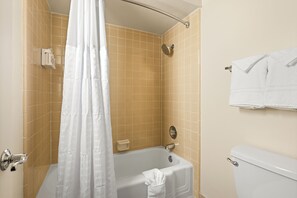 Bathroom - Vagabond Inn Los Angeles at USC (Los Angeles)