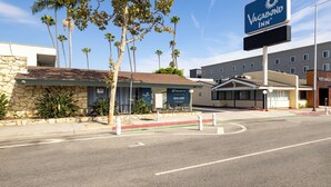 Unclassified image, 3 of 31, button - Vagabond Inn Los Angeles at USC (Los Angeles)