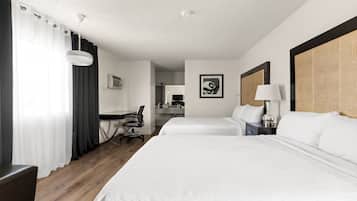 Habitación estándar, 2 camas Queen size | Escritorio, espacio para trabajar con laptop y cortinas blackout