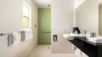 Single Room, 1 King Bed, Roll-In Shower | Bathroom | Hair dryer, towels, soap, shampoo
