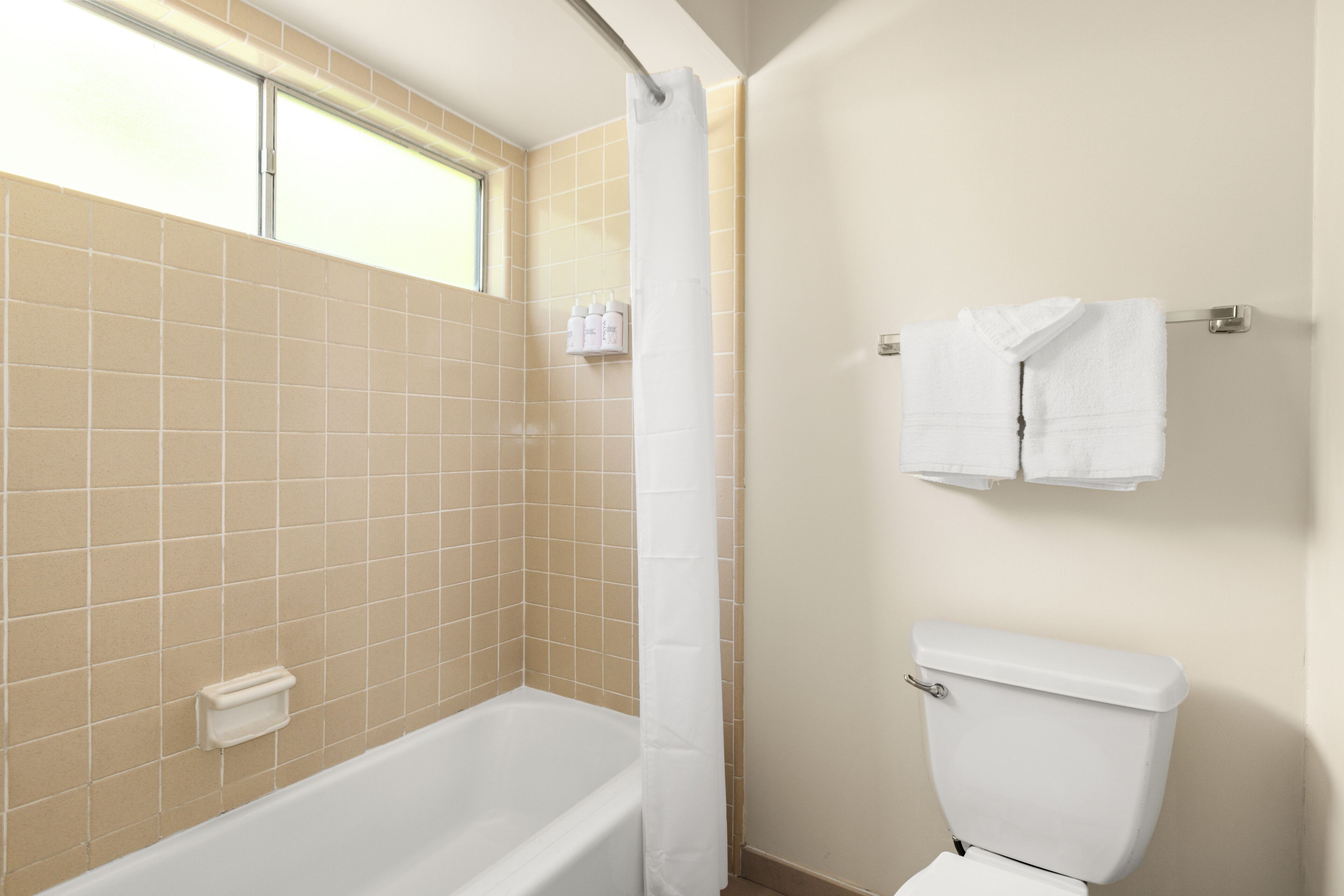 Chambre Standard, 2 grands lits | Salle de bain | Séchoir à cheveux, serviettes fournies, savon, shampooing