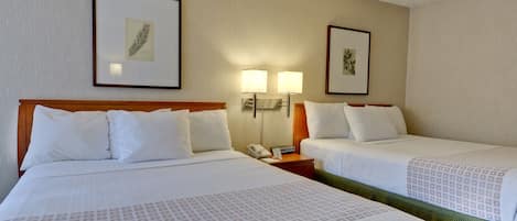 Habitación doble, 2 camas Queen size, con acceso para personas discapacitadas | Escritorio, espacio para trabajar con laptop y cortinas blackout