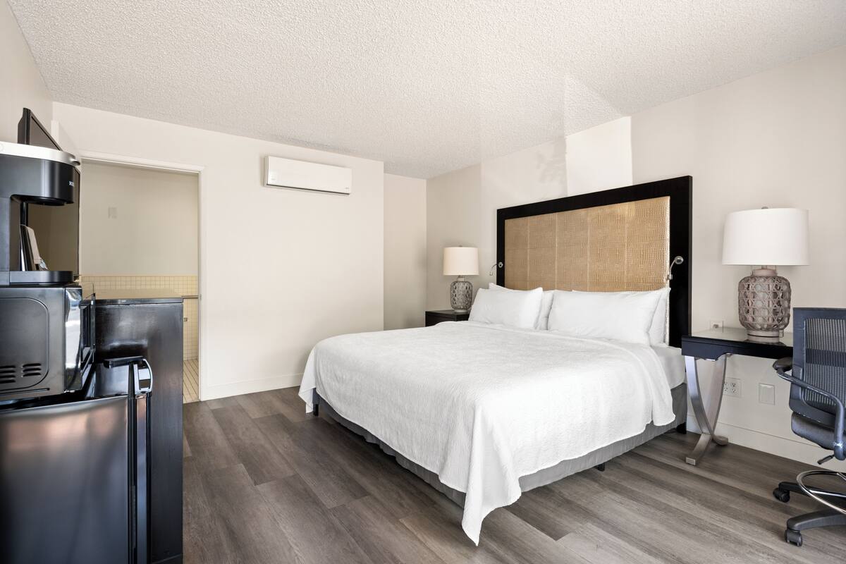 Single Room, 1 King Bed, Roll-In Shower | デスク、ノートパソコン用作業スペース、遮光カーテン、アイロン / アイロン台