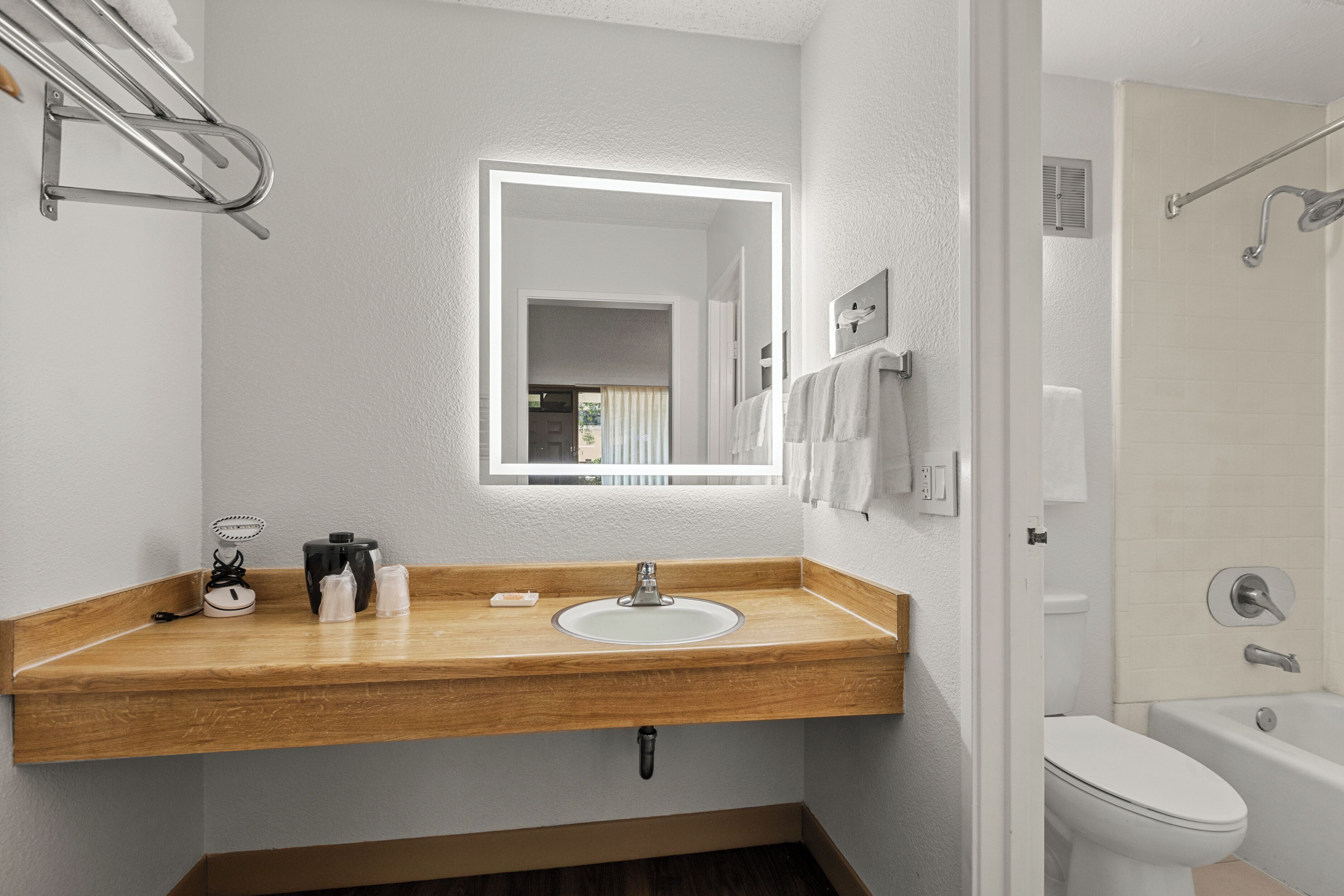 Bañera con ducha, artículos de tocador gratuitos, toallas