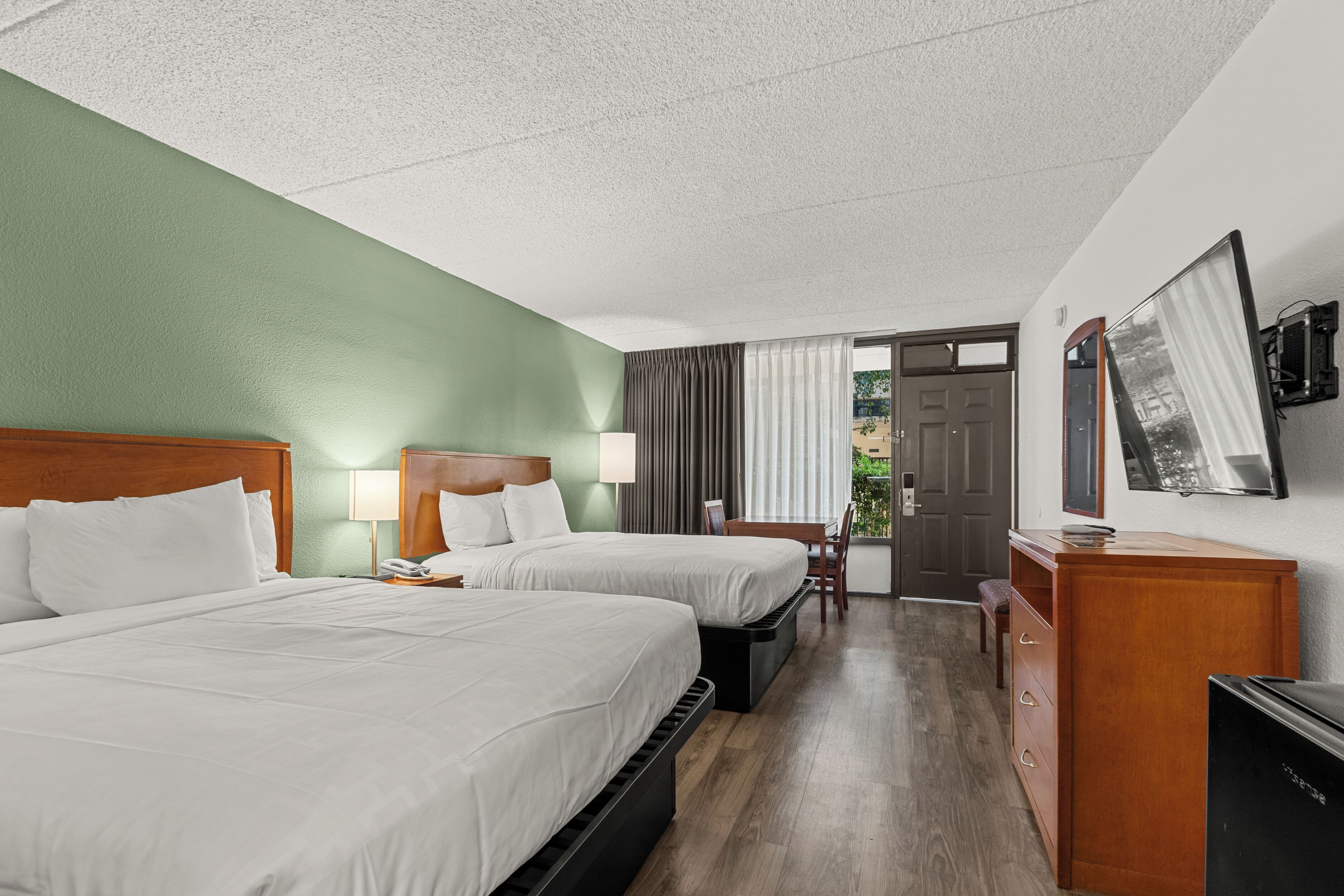 Premium bedding, free cribs/infant beds, rollaway beds, free WiFi