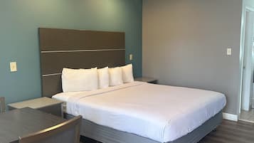 Quarto solteiro, 1 cama King, para não fumantes | Escrivaninha, cortinas blackout, ferros/tábuas de passar roupa