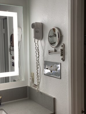 Habitació individual, 1 llit de matrimoni gran, no fumadors | Bany | Combinació de dutxa i banyera i articles de tocador gratuïts