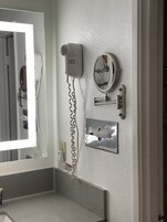 Habitación individual, 1 cama de matrimonio grande, no fumadores | Baño | Ducha y bañera combinadas y artículos de higiene personal gratuitos