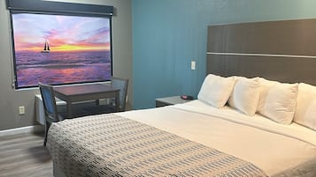 Quarto solteiro, 1 cama King, para não fumantes | Escrivaninha, cortinas blackout, ferros/tábuas de passar roupa