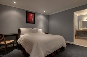 Standard Single Room, 1 King Bed, Accessible, Non Smoking | Individually furnished, desk, laptop workspace, blackout drapes