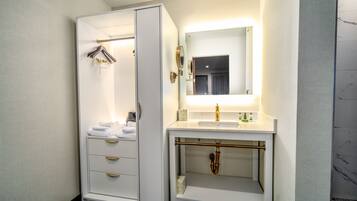 Shower, hydromassage showerhead, free toiletries, hair dryer