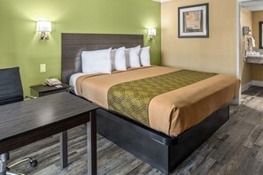 Standardzimmer, 1 Queen-Bett | Zimmersafe, Schreibtisch, kostenloses WLAN, Bettwäsche