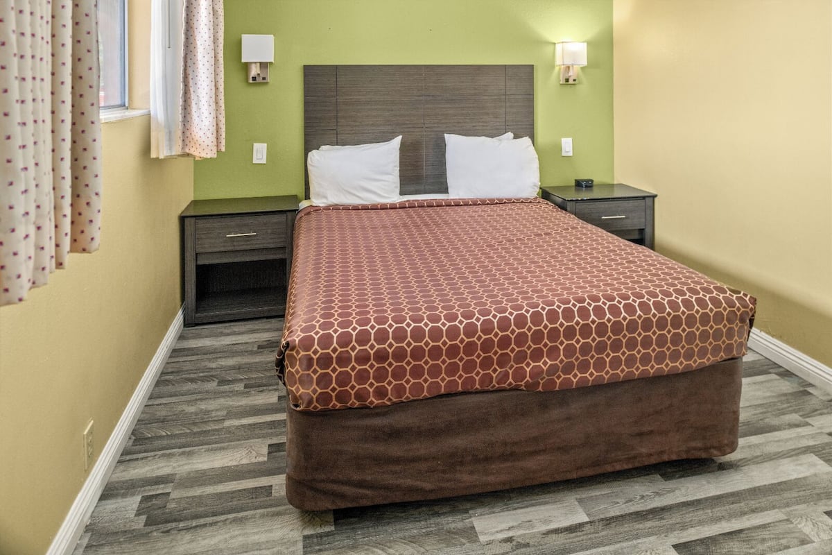 Single Room, 1 Queen Bed, Accessible, Non Smoking | In-room safe, desk, free WiFi, bed sheets