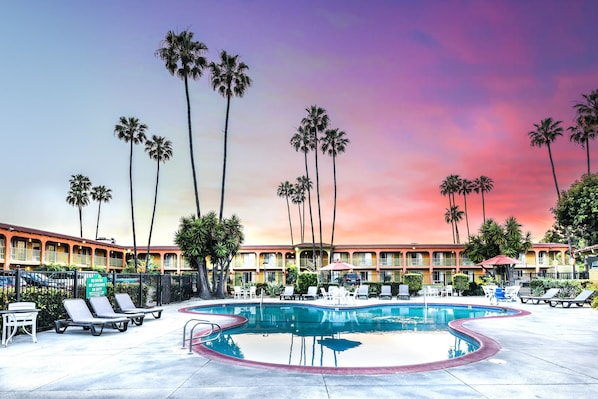 Outdoor pool - Vagabond Inn Costa Mesa (Costa Mesa)