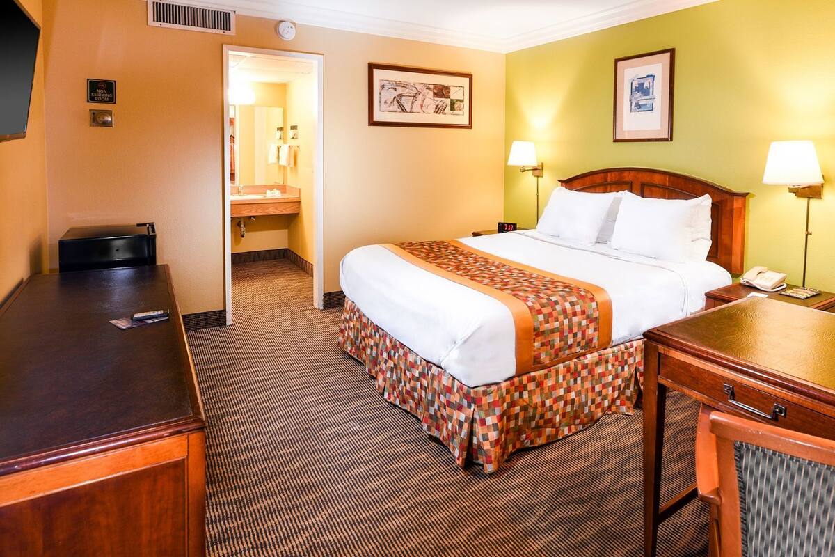 In-room safe, desk, free WiFi, bed sheets