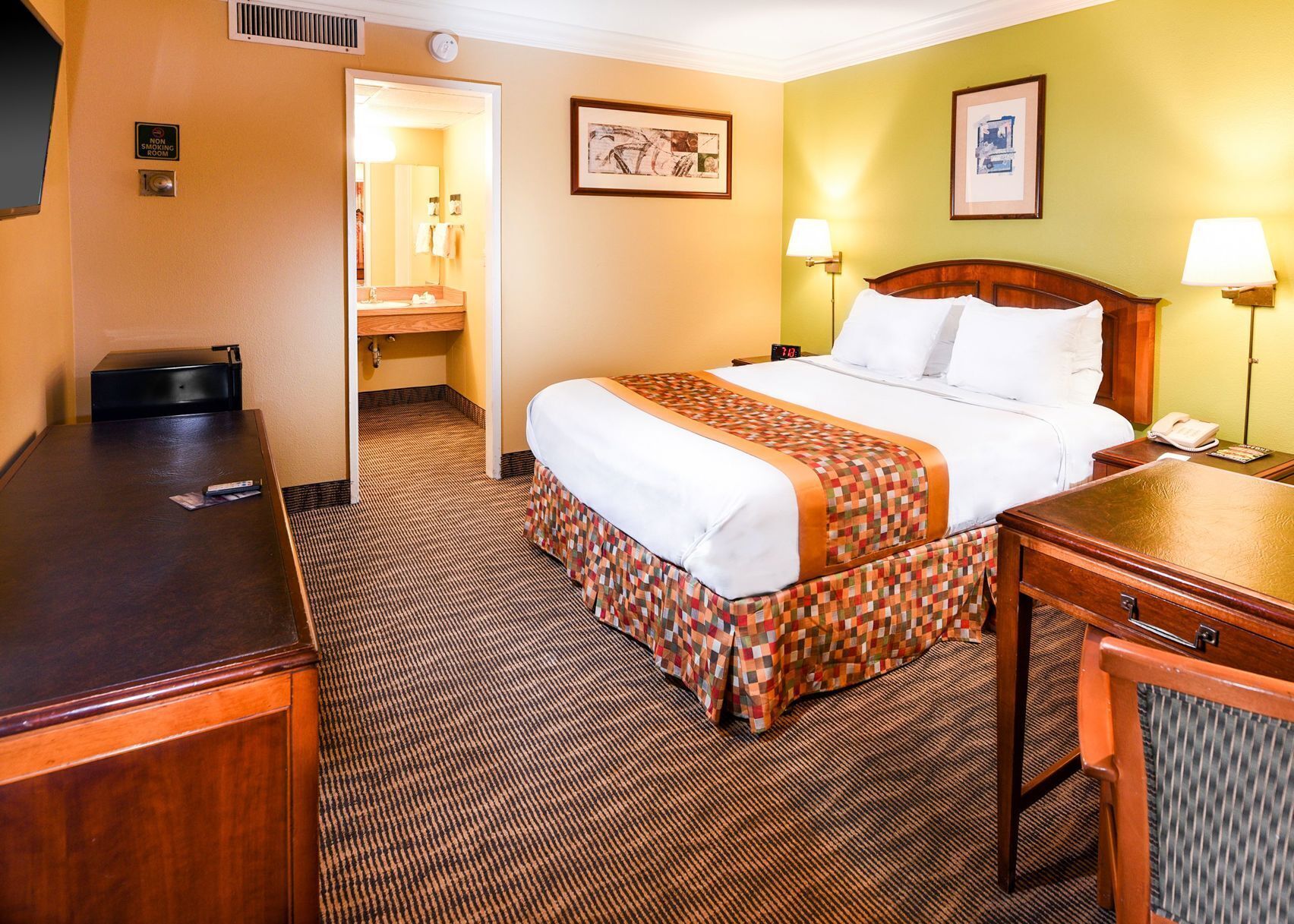 Safe på rommet, skrivebord, wi-fi (inkludert) og sengetøy