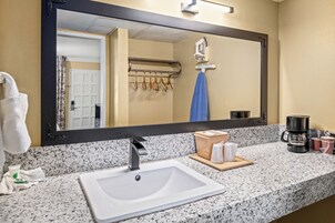 Combined shower/tub, free toiletries, towels