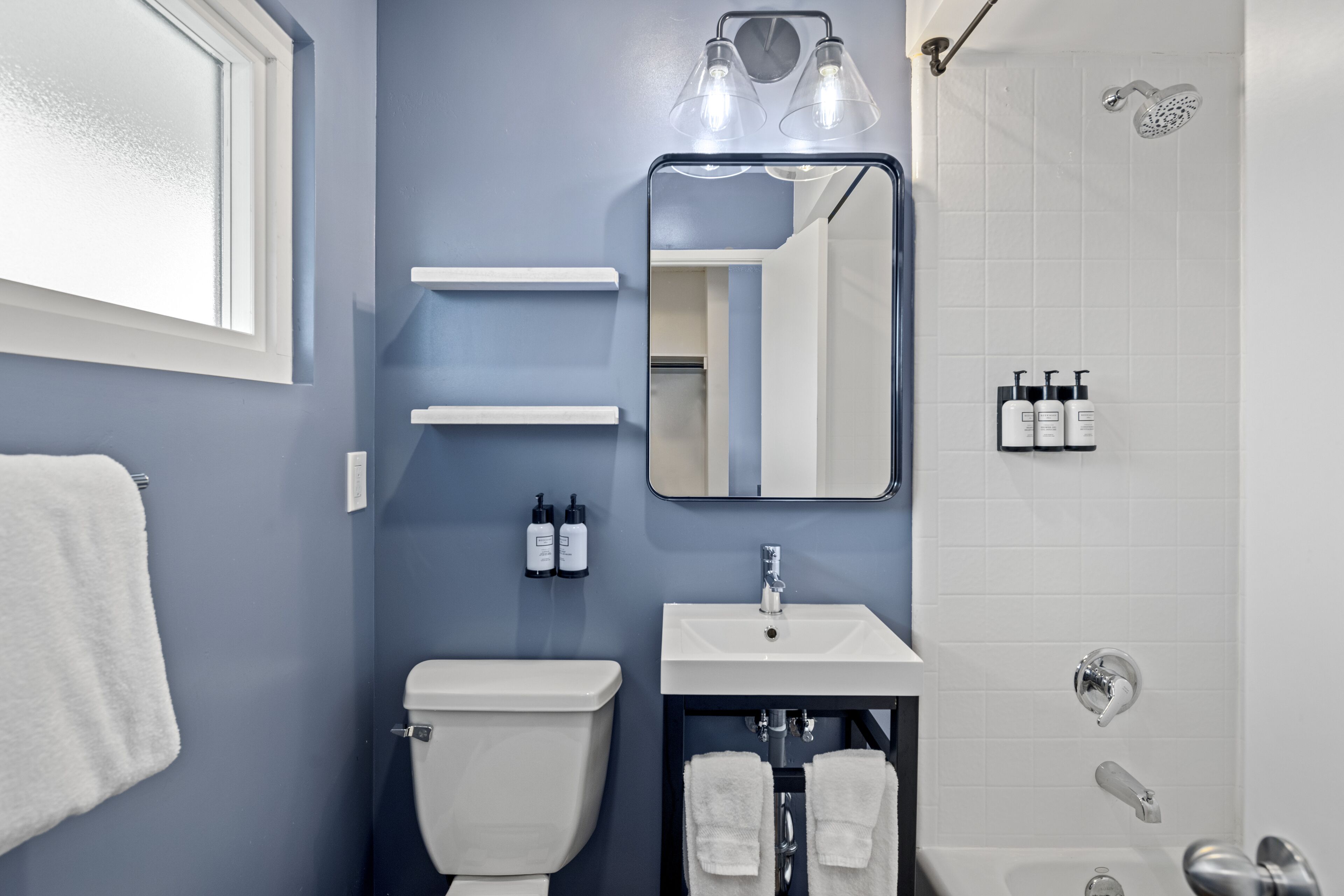 combined shower/bathtub, free toiletries, hair dryer, towels