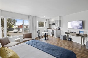 Premium Room, 1 King Bed, Kitchenette | Down comforters, pillowtop beds, desk, blackout drapes