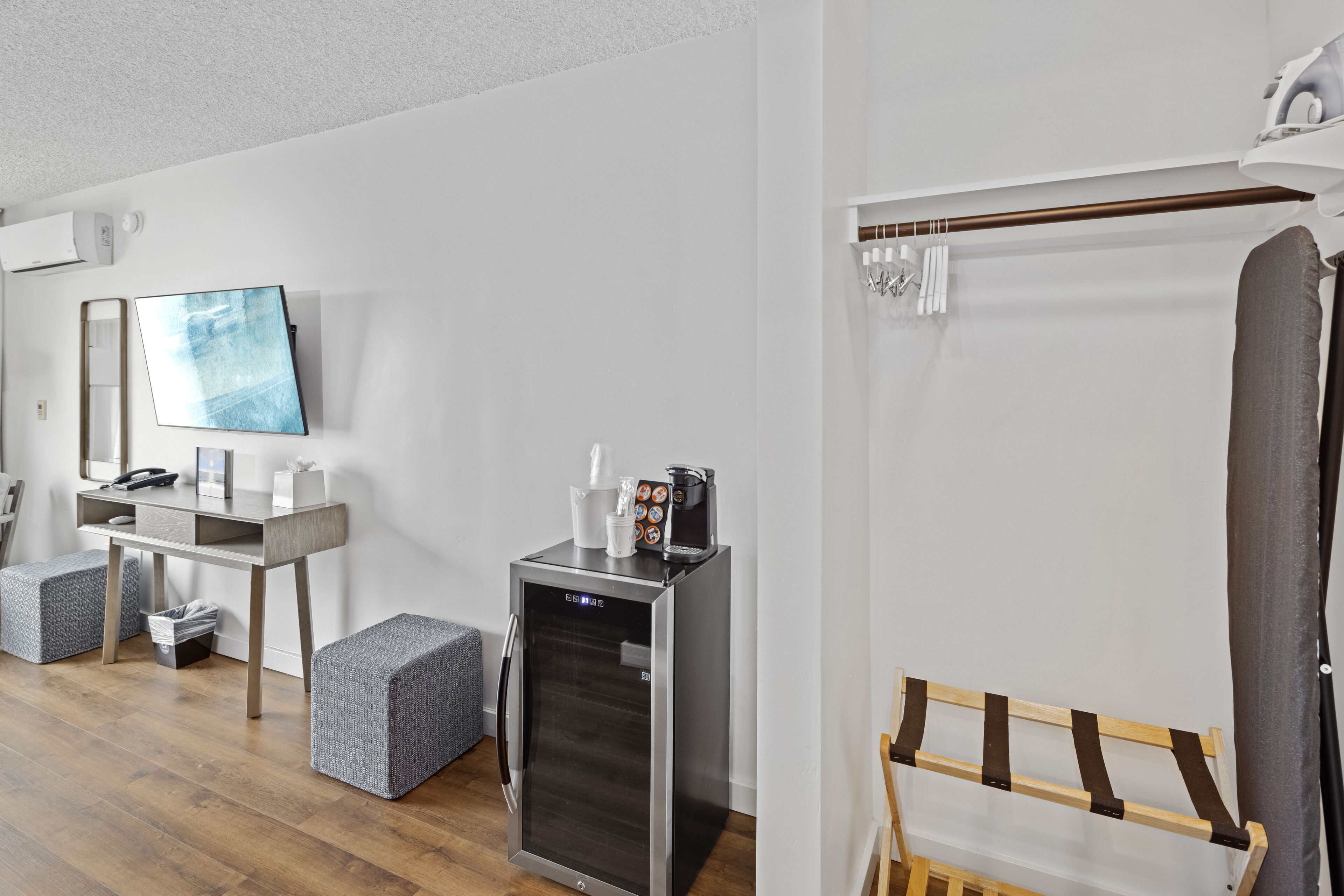 deluxe room, 1 king bed, harbour view, poolside | 1 bedroom, down duvets, pillow-top beds, desk