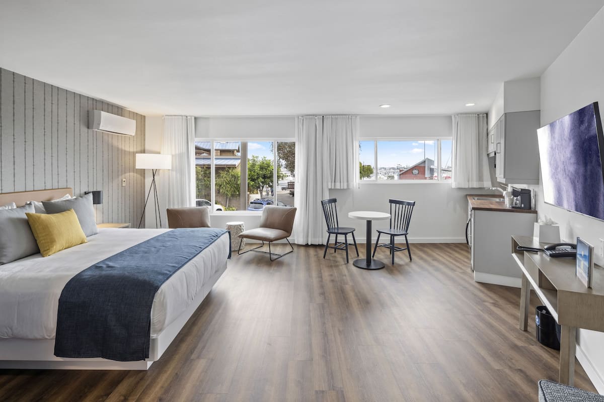 Premium Room, 1 King Bed, Kitchenette | Down duvets, pillow-top beds, desk, blackout curtains