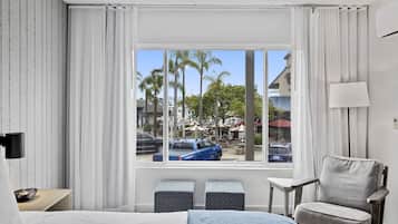 Edredón, camas con pillow-top, escritorio y cortinas blackout