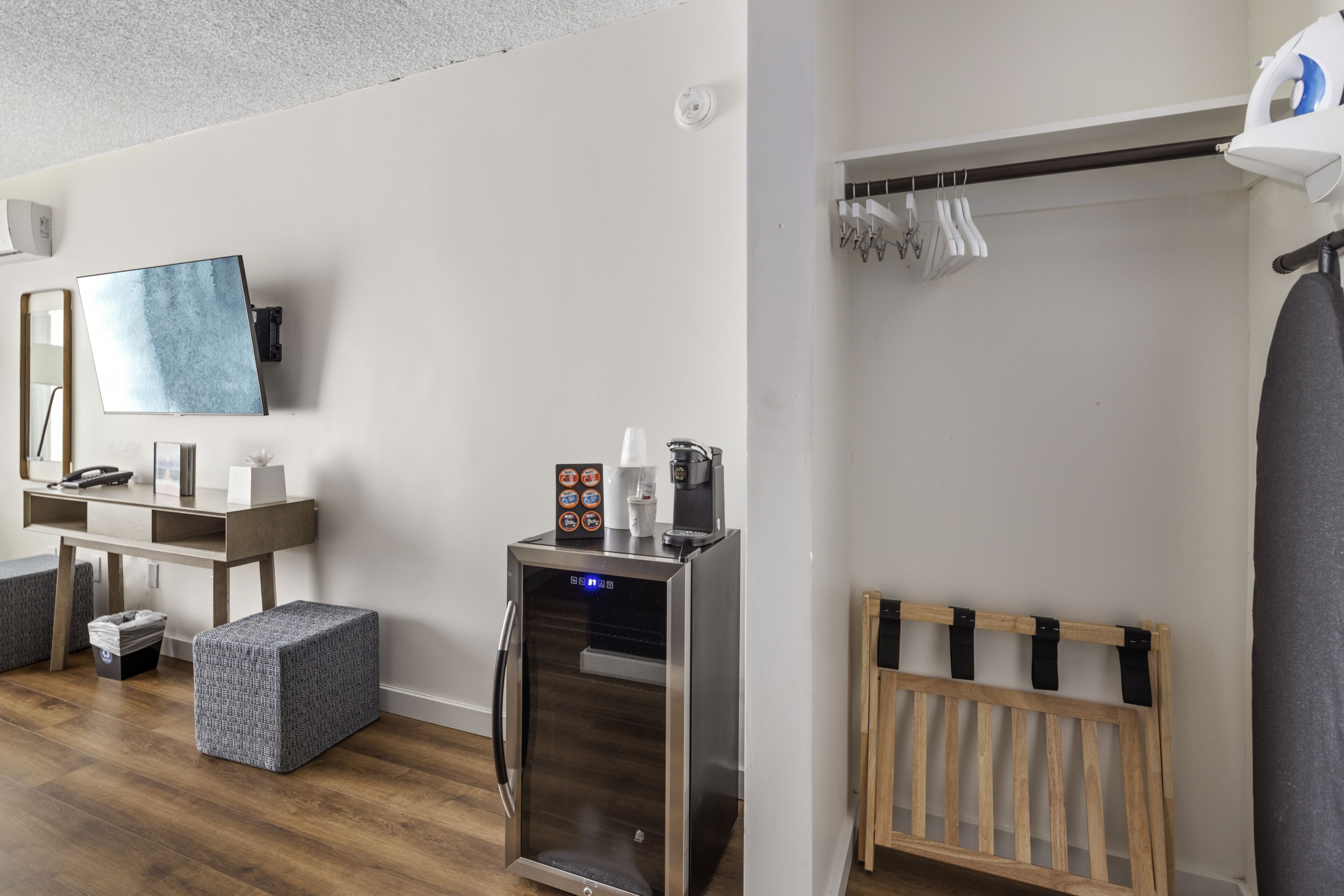 deluxe room, 1 king bed, harbour view | 1 bedroom, down duvets, pillow-top beds, desk