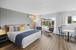Premium kamer, 1 kingsize bed, kitchenette | Donzen dekbedden, pillowtop-bedden, een bureau, verduisterende gordijnen