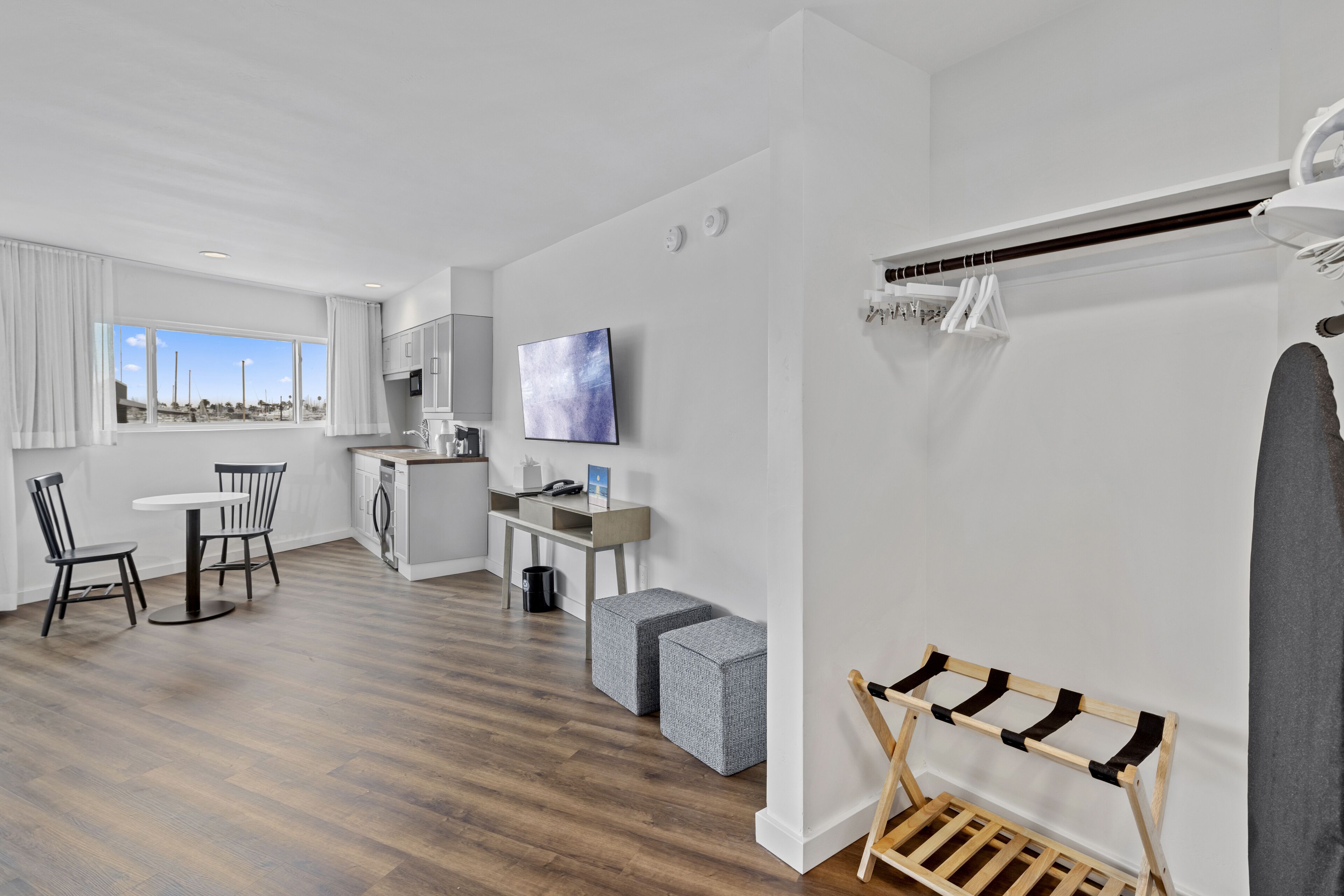 Phòng Premium, 1 giường cỡ king, bếp nhỏ | Chăn bông, nệm có lớp đệm bông, bàn, màn/rèm cản sáng 