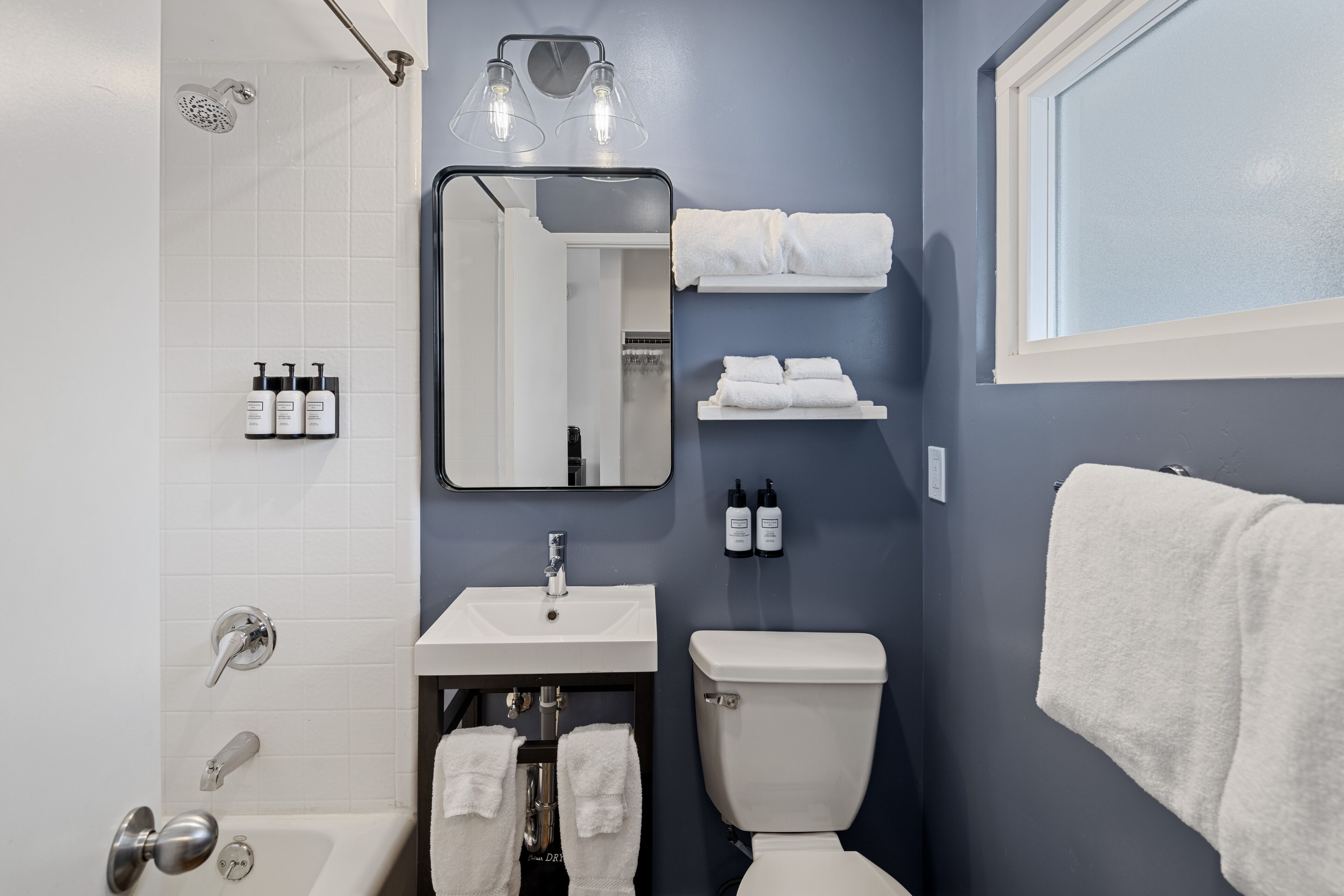 deluxe room, 2 queen beds, harbour view | bathroom | combined shower/bathtub, free toiletries, hair dryer, towels