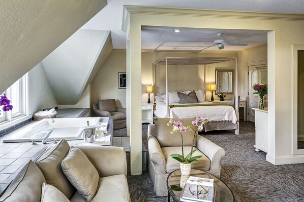 Grande Suite | Premium bedding, pillowtop beds, desk, laptop workspace