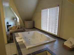 Grand King Suite 32 | Jetted tub