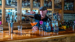 A bar with a bartender pouring a drink into a martini glass. - Carter House Inns (Eureka)